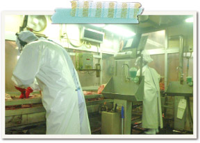 公的機関（鹿児島県食肉衛生検査所）は1頭ごとに検査します。合格した豚肉だけが流通します。
